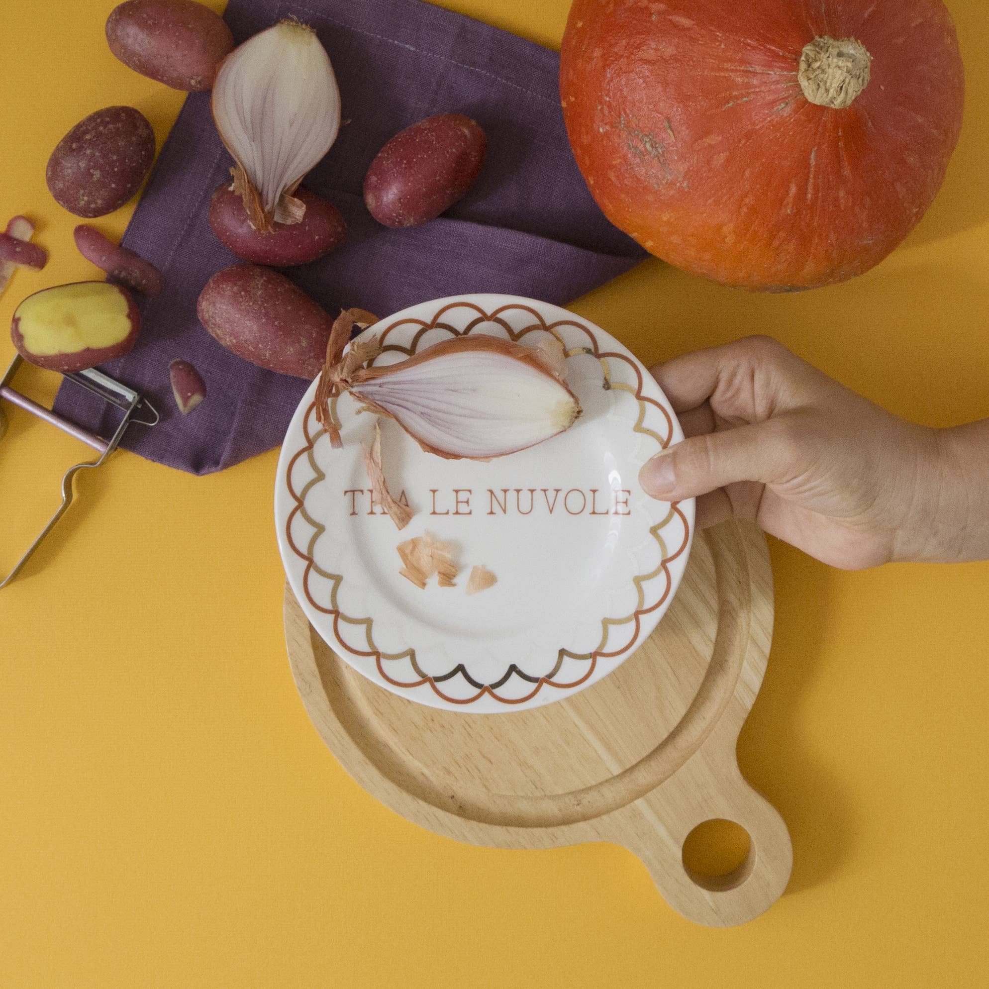 TRA LE NUVOLE - Piatto in porcellana con scritta