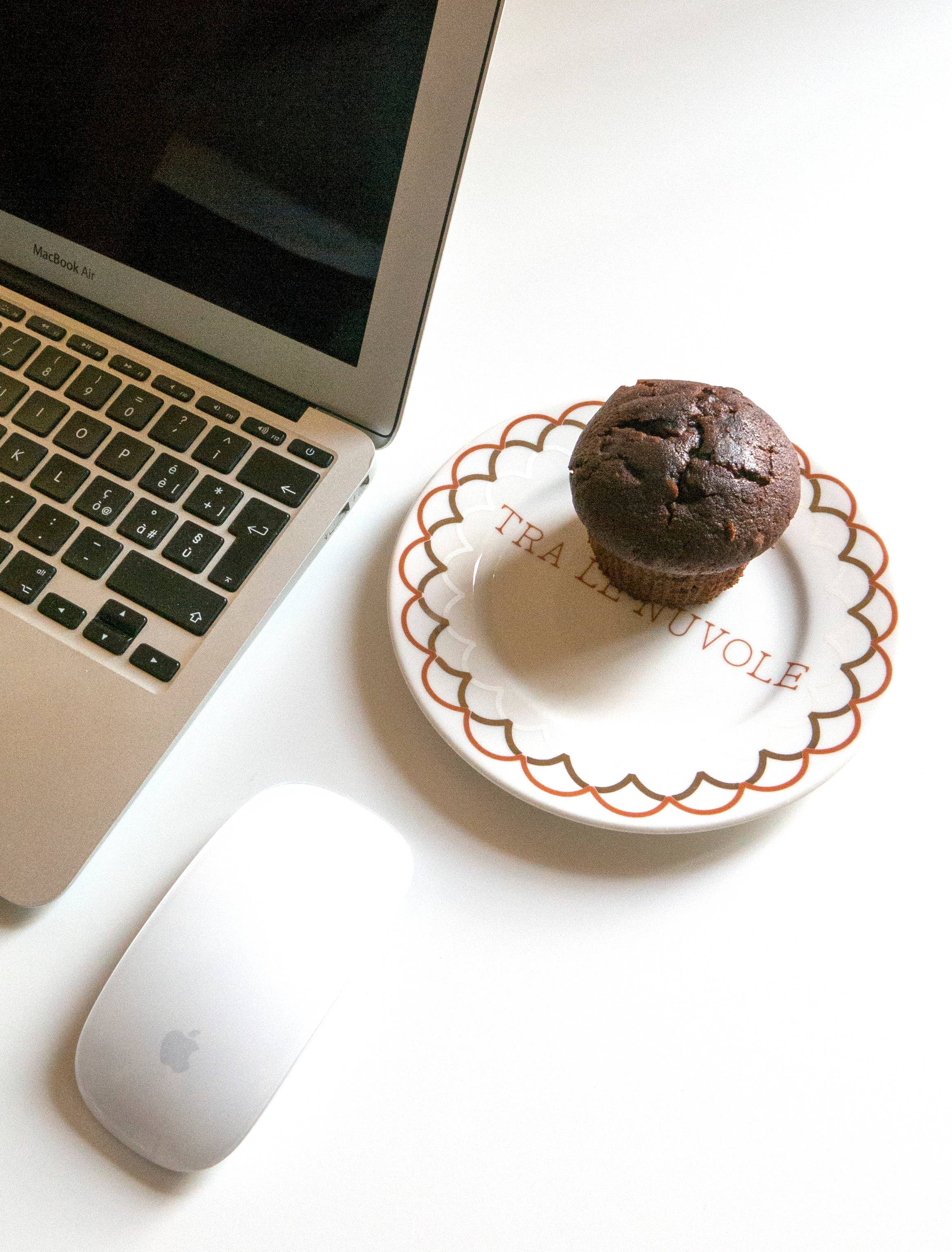 TRA LE NUVOLE - Piatto in porcellana con scritta