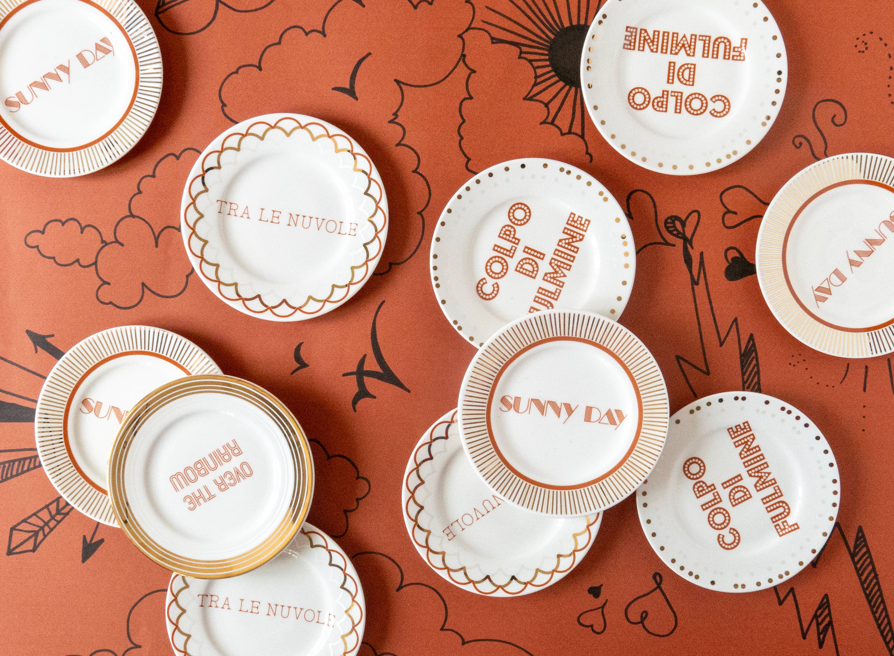 TRA LE NUVOLE - Piatto in porcellana con scritta